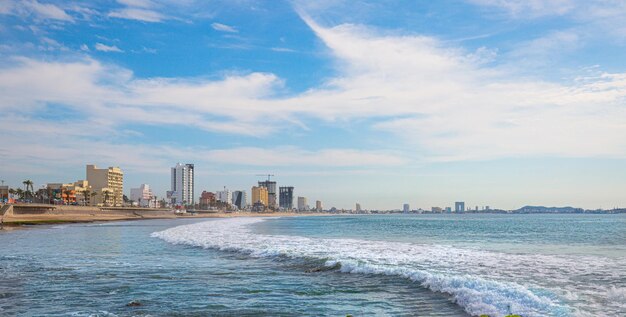 Foto vista panoramica del mare da edifici contro il cielo