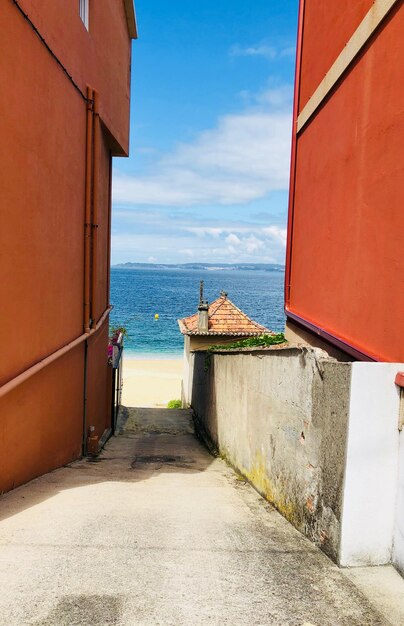 Foto vista panoramica del mare da edifici contro il cielo