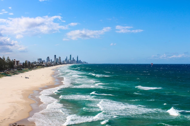 Foto vista panoramica del mare dalla città contro il cielo blu