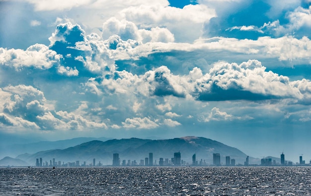 Photo scenic view of sea by city against sky