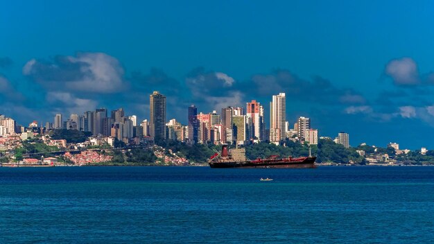 Photo scenic view of sea by cityscape against sky