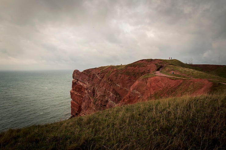 Photo scenic view of sea by cliff against sky