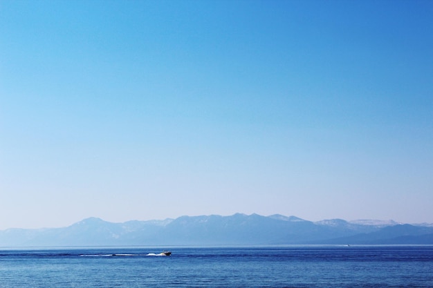 晴れた青い空に囲まれた山々から眺められる海の景色