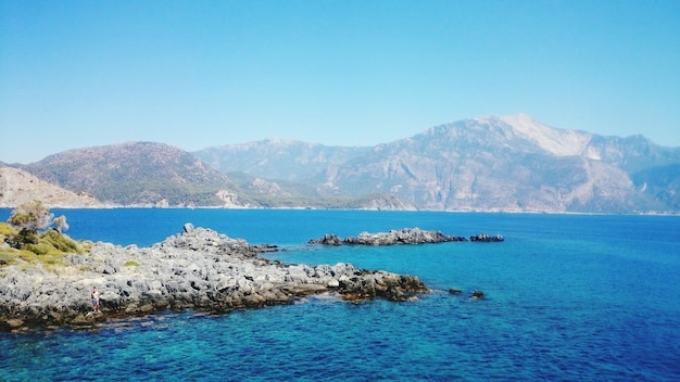 Красивый вид на море в горах на фоне ясного неба