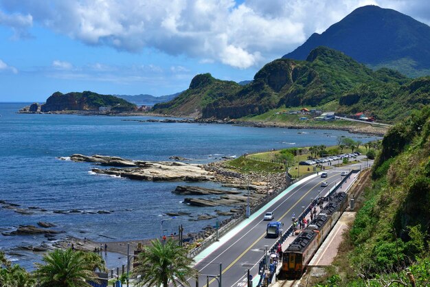 Photo scenic view of sea by mountains against sky