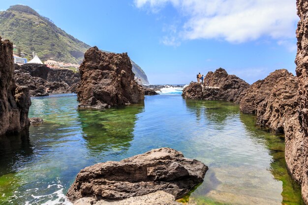 Foto vista panoramica del mare da formazioni rocciose contro il cielo