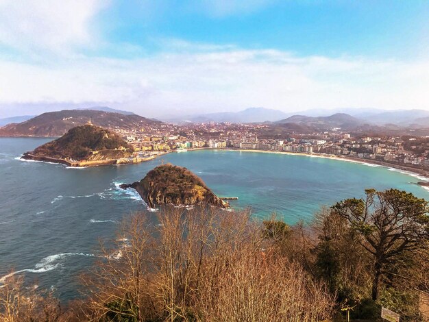 空に照らされた海と都市風景の景色