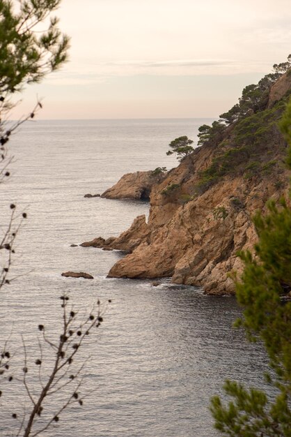 Foto vista panoramica del mare e della scogliera contro il cielo