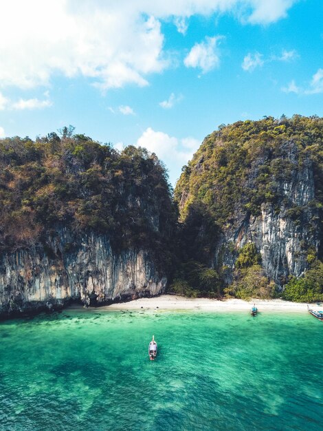 Photo scenic view of sea and cliff against sky