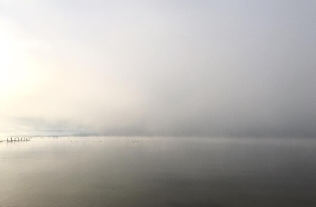 Photo scenic view of sea during foggy weather