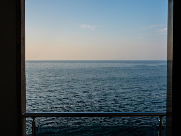 Foto vista panoramica del mare durante il tramonto vista dal balcone