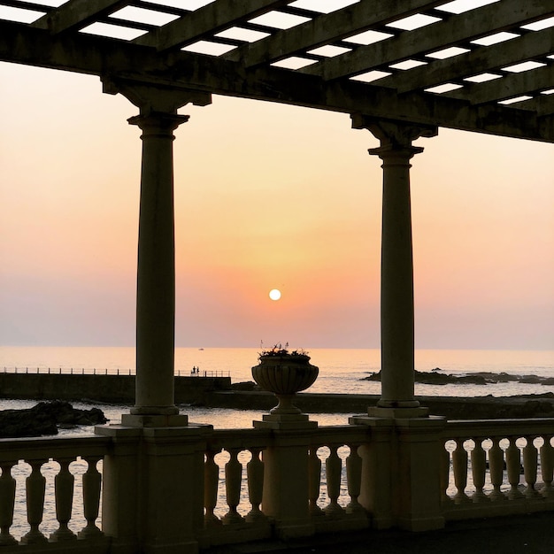 Foto vista panoramica del mare durante il tramonto vista dal balcone