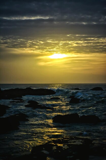 Foto la vista panoramica del mare al tramonto