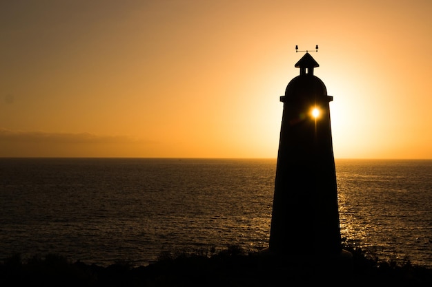 Foto la vista panoramica del mare al tramonto