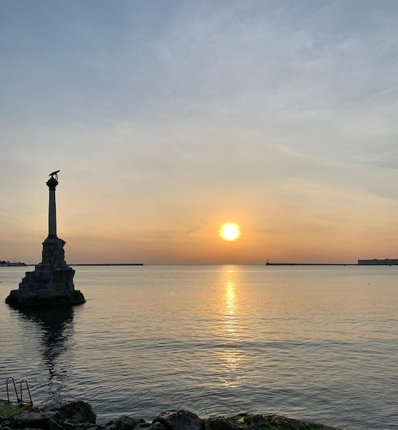 Foto la vista panoramica del mare al tramonto