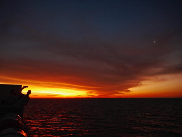 Foto la vista panoramica del mare al tramonto