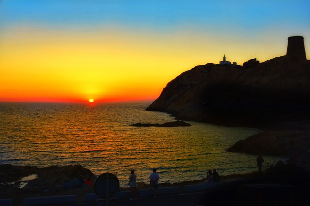 Foto la vista panoramica del mare al tramonto