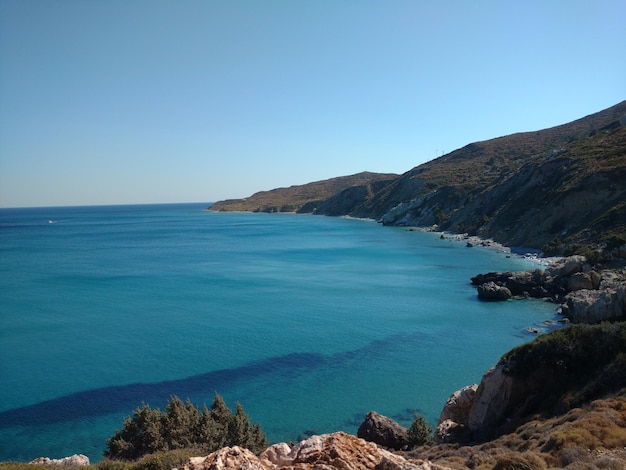 Вид на море и холмы на фоне неба
