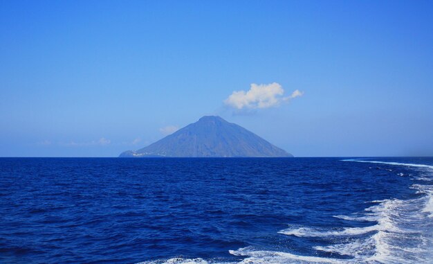 Foto vista panoramica del mare e delle montagne sul cielo blu