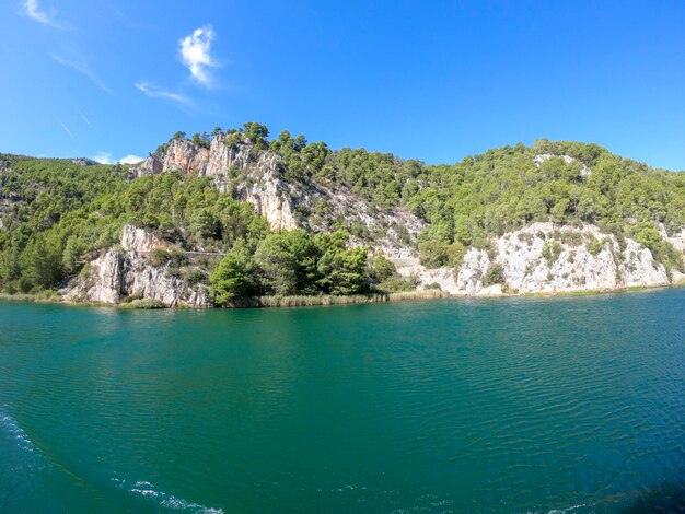 Foto vista panoramica del mare e delle montagne sul cielo blu