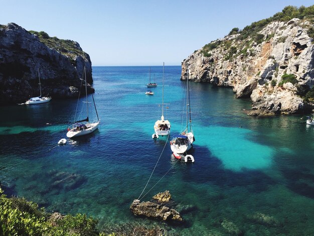 Foto la vista panoramica del mare e delle montagne contro un cielo blu limpido