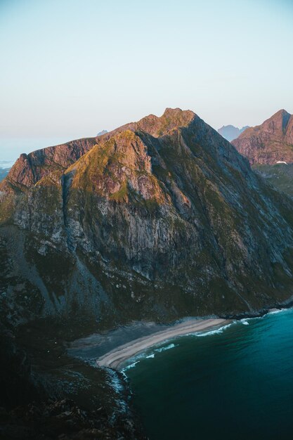 Photo scenic view of sea and mountains against clear sky