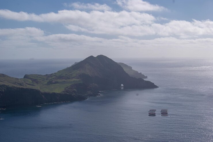 Photo 空に照らされた海と山の景色