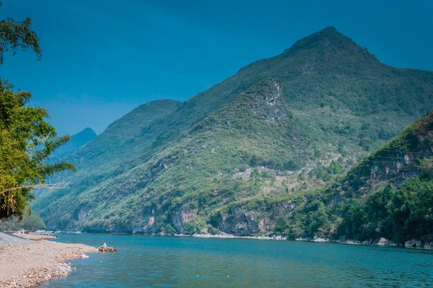 空に照らされた海と山の景色