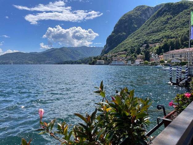 空の背景にある海と山の景色