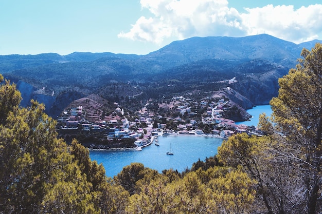 Foto vista panoramica del mare e delle montagne sul cielo