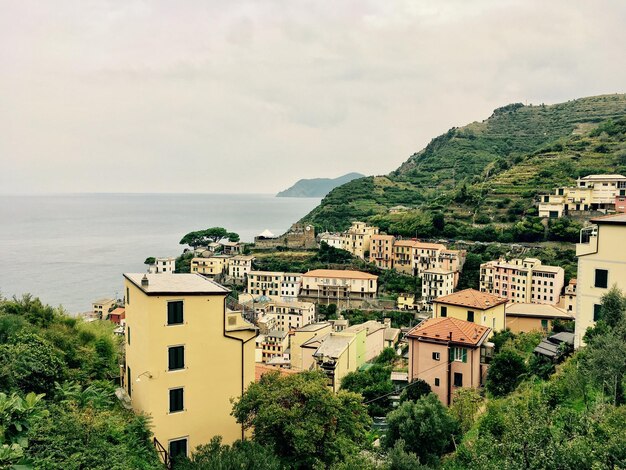 Foto vista panoramica del mare e delle montagne sul cielo