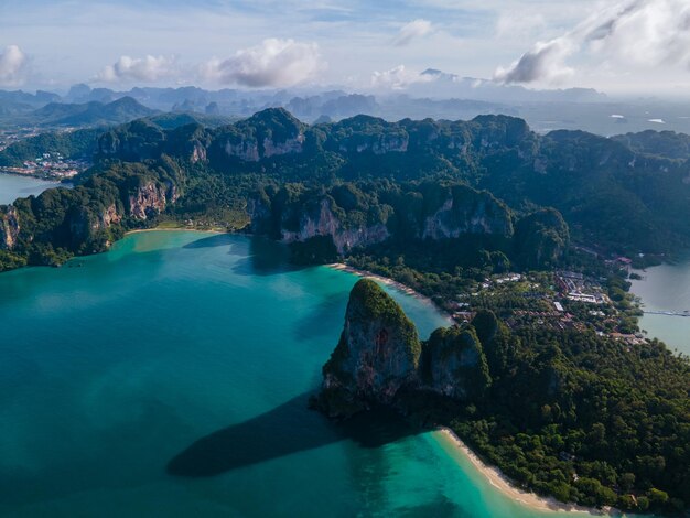 Photo scenic view of sea and mountains against sky