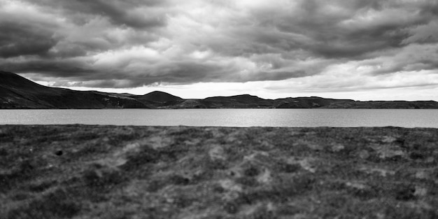 Photo scenic view of sea and mountains against sky