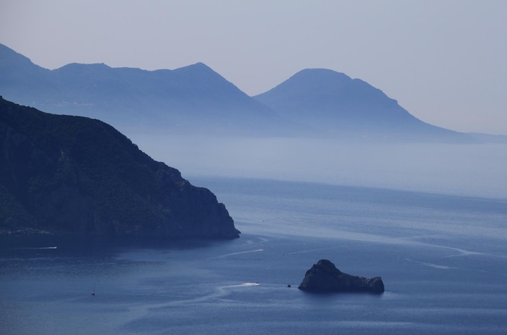 Photo 空の背景にある海と山の景色