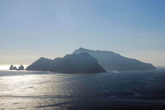 空の背景にある海と山の景色