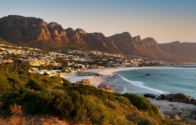 Photo scenic view of sea and mountains against sky