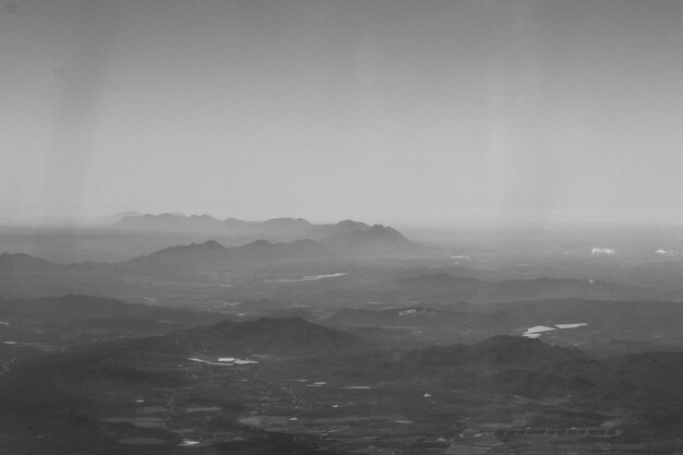 Photo scenic view of sea and mountains against sky