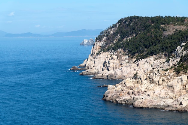 空の背景にある海と山の景色