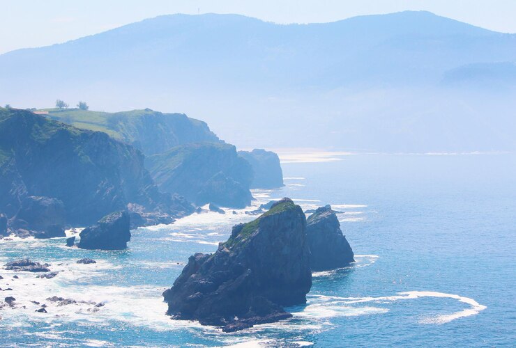 Photo 空の背景にある海と山の景色