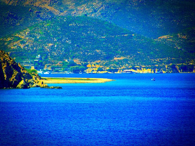 Foto vista panoramica sul mare e sulle montagne.