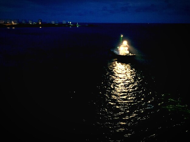 Foto vista panoramica del mare di notte