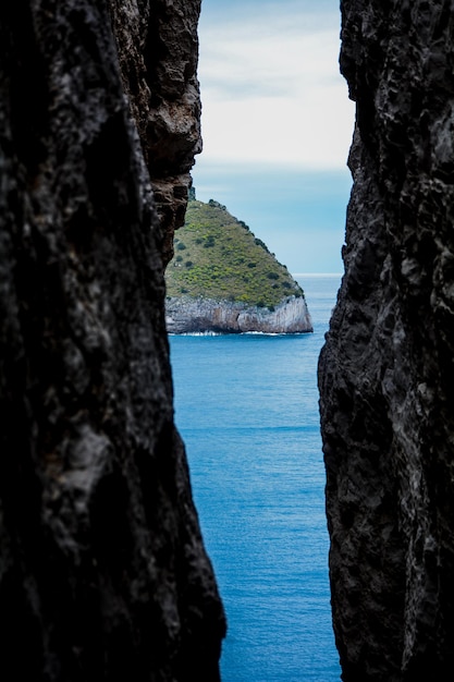 Foto vista panoramica del mare e delle formazioni rocciose contro il cielo