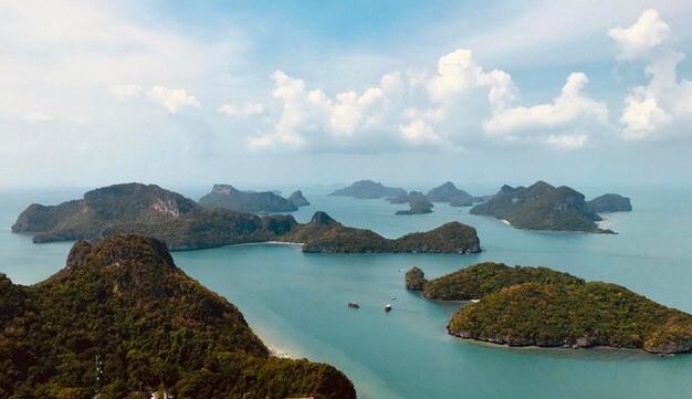 空の背景にある海と岩の景色