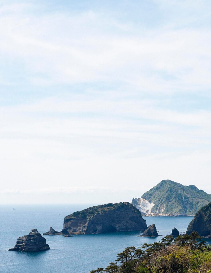 Photo 空の背景にある海と岩の景色