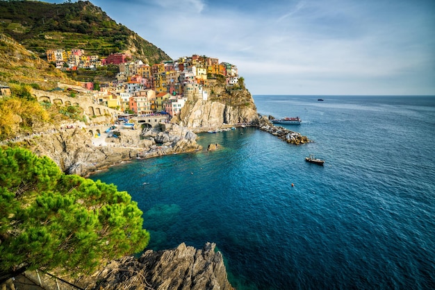 Photo scenic view of sea and rocks against sky