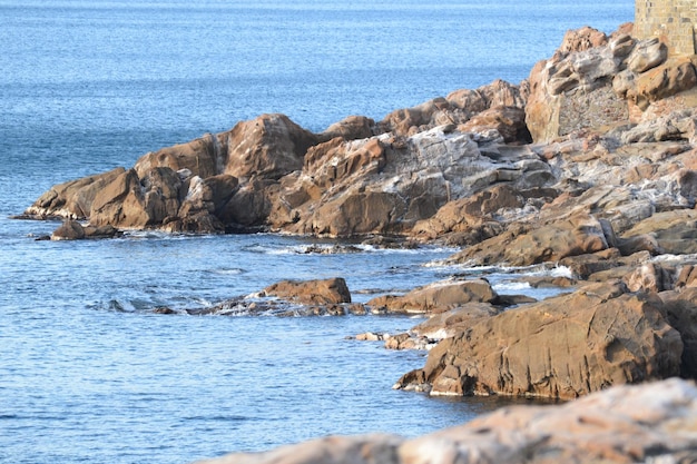 海と岩の景色