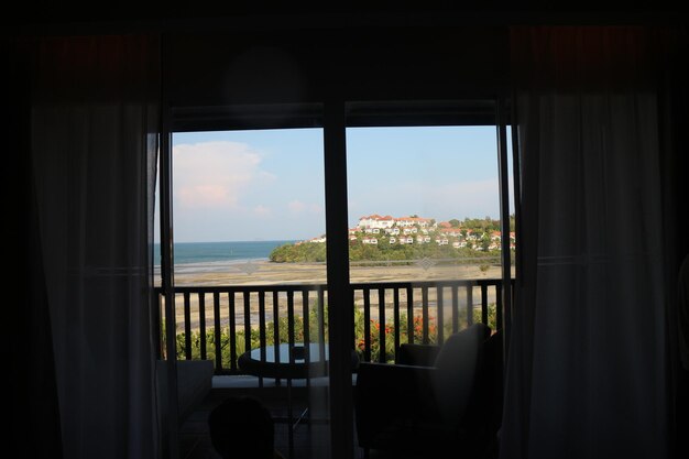 Foto la vista panoramica del mare vista attraverso una finestra di vetro