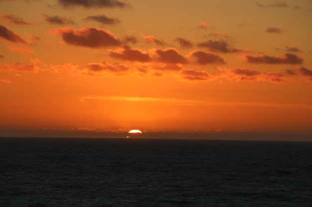 Photo scenic view of sea at sunset