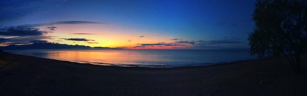 Foto la vista panoramica del mare al tramonto