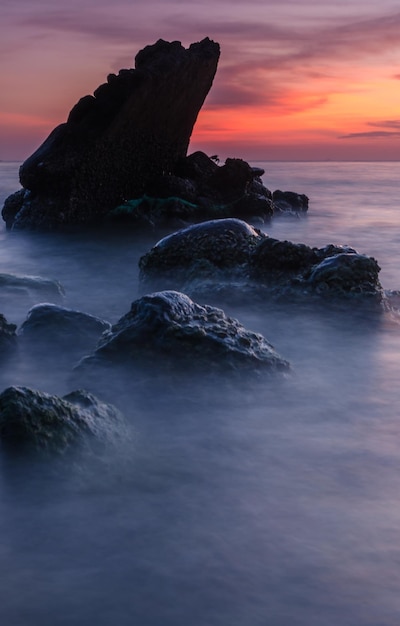 夕暮れ の 時 の 海 の 景色